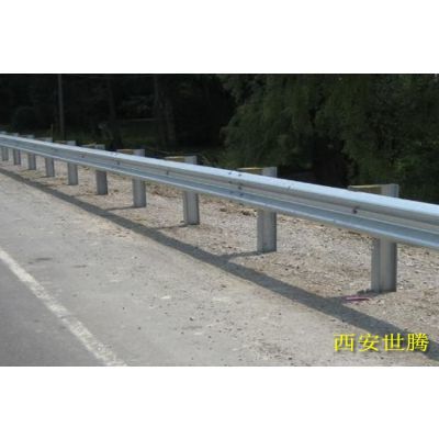 鄉(xiāng)村道路波形護(hù)欄生產(chǎn)廠 高速公路護(hù)欄板多少錢(qián)一米 護(hù)欄板價(jià)格